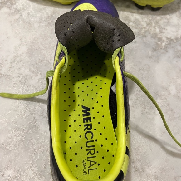 Nike Mercurial Vapour soccer cleats. 4Y Used with scuffing. - Picture 5 of 7